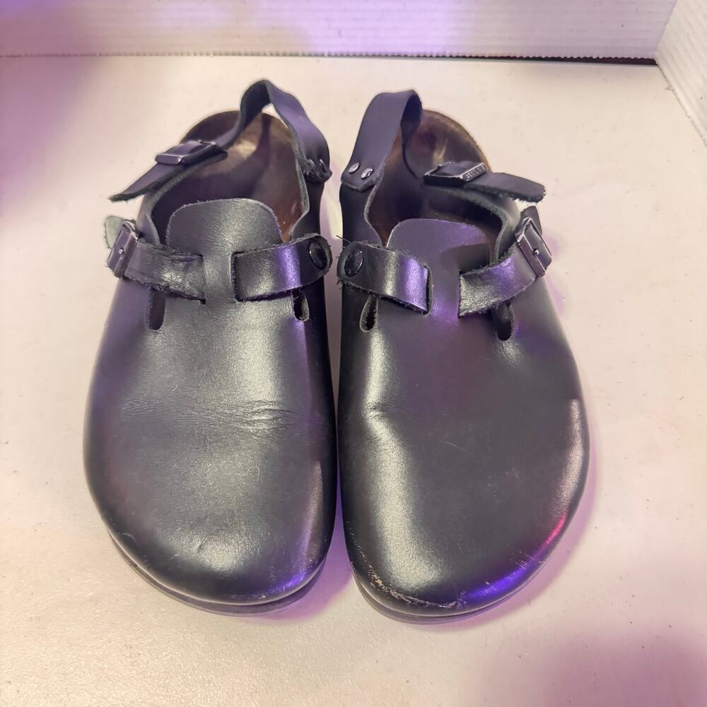 Birkenstock Black Leather Clogs with some wear on heels sz 40 (M 7/W 9)